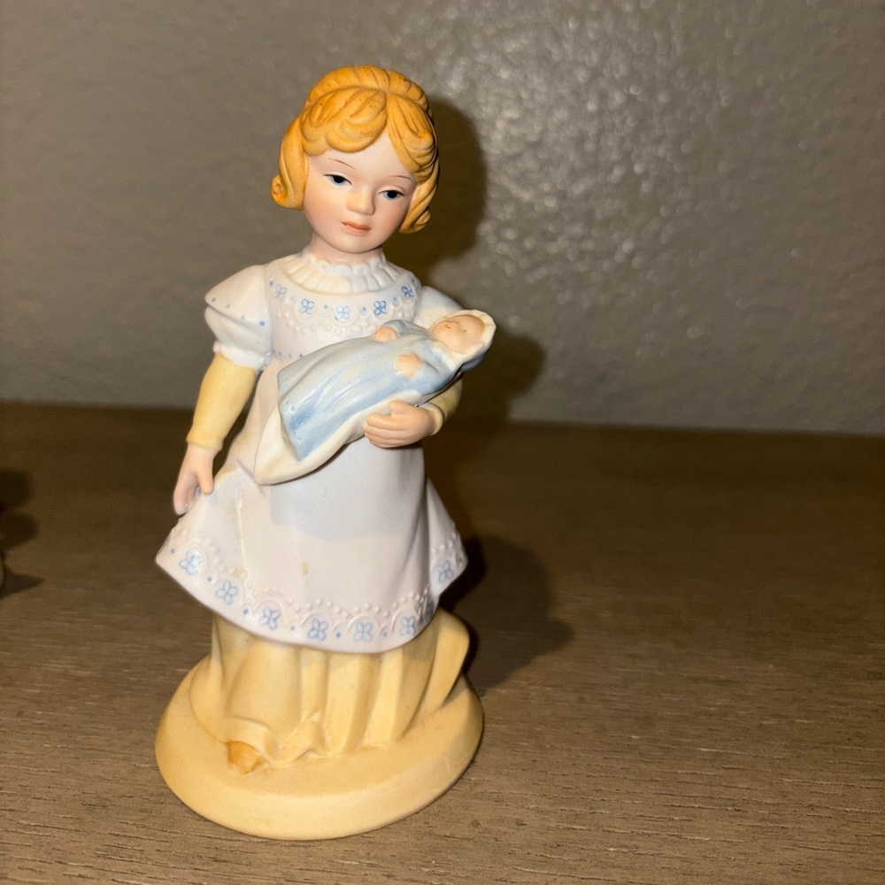 Vintage Avon "A Mother’s Love" Porcelain Figurine 1981 - Hand Painted